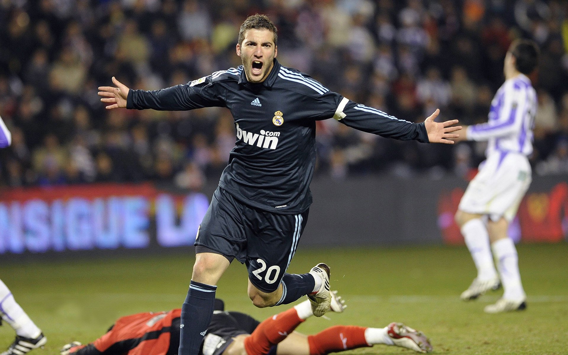 卡拉斯科节奏完全掌控，比利亚雷亚尔正面击溃哥伦比亚—一场战术与意志的胜利